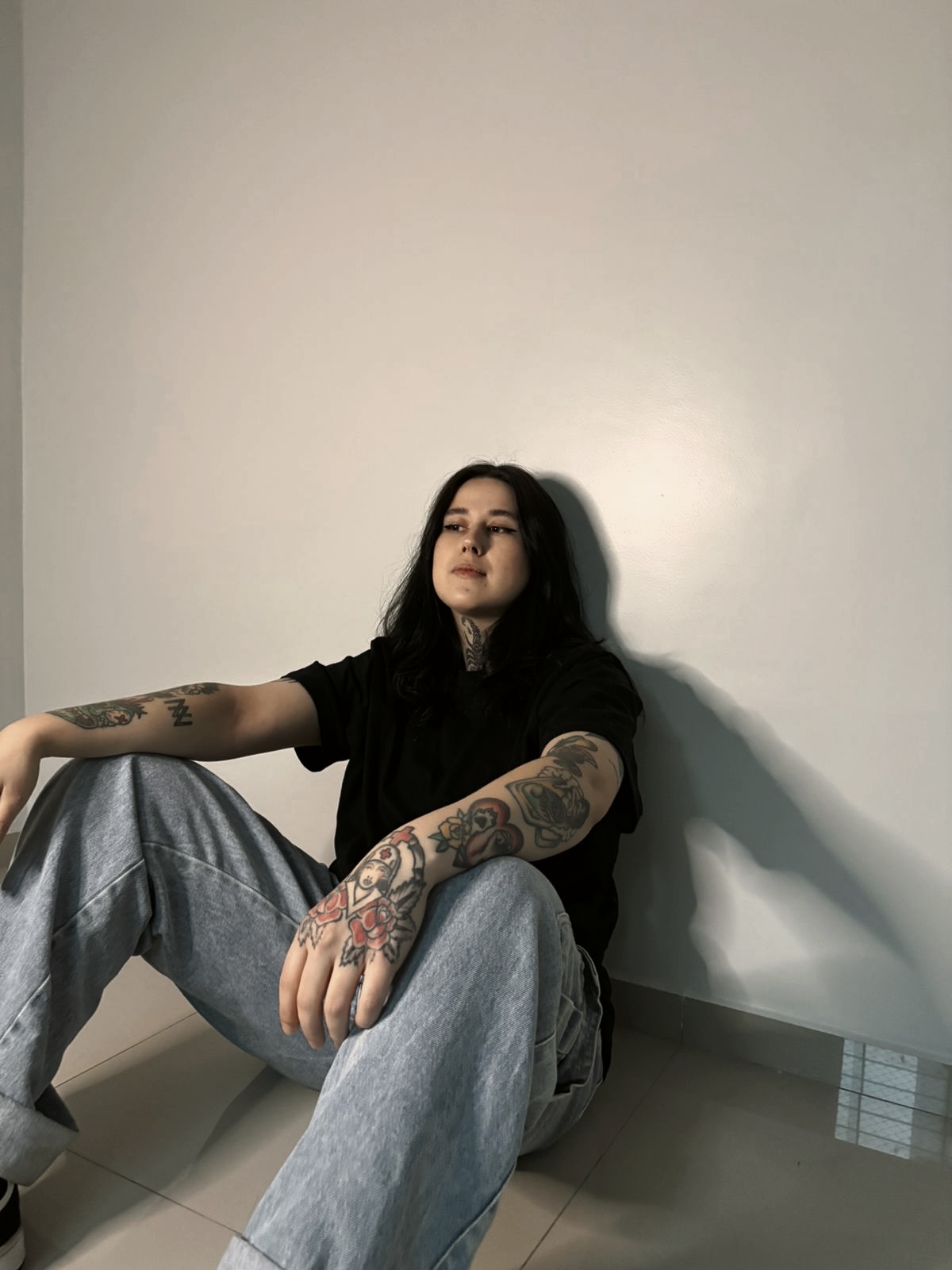 LIZBOA sentada em retrato de corpo inteiro